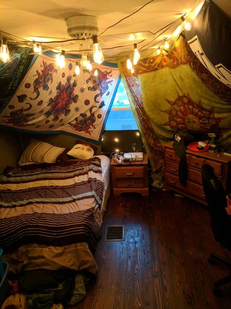 Old Attic, Attic Room Ideas, Kombi Home, Hippy Room, Attic Room, Chill Room, Attic Rooms, Indie Room, Deco Boheme