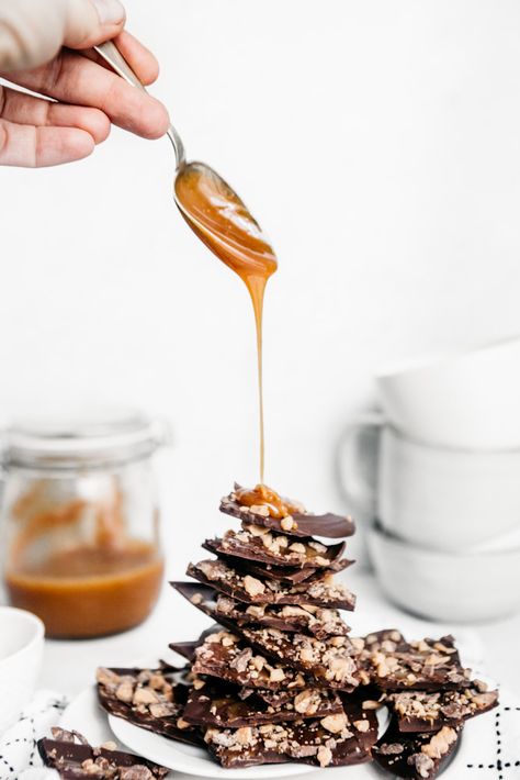 homemade caramel drizzle Chocolate Bark Photography, Toffee Bark Recipes, Toffee Bark, Caramel Toffee, Vegan Caramel, Toffee Bits, Salted Caramel Chocolate, Chocolate Toffee, Bark Recipe