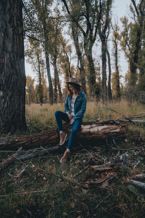 Sweater Love - Wanderlust Out West Outdoor Photography Poses, Forest Outfit, Nature Woods, Sweater Jeans, Nature Photoshoot, Hiking Pictures, Woods Photography, Shotting Photo, Photographie Portrait Inspiration