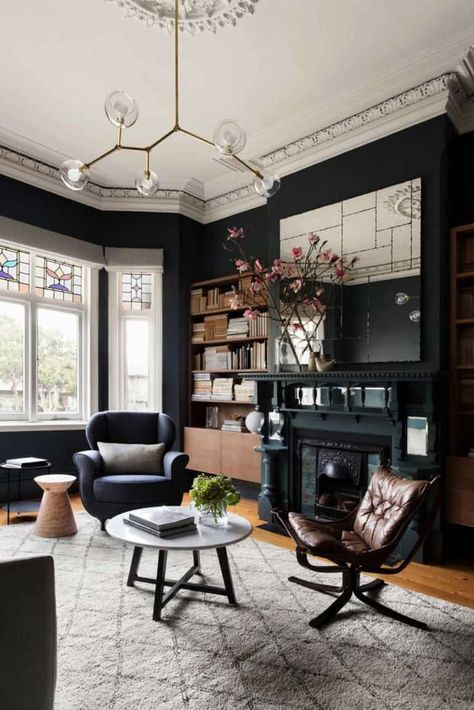 28 Gorgeous living rooms with black walls that create cozy drama Dark Living Room Ideas, Beautiful Room Designs, Victorian Living Room, Dark Living Rooms, Black Living Room, Living Room With Fireplace, Home Remodel, Black Walls, Design Living