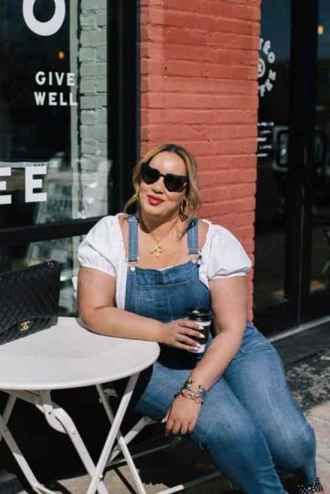 Overalls With Cardigan, Madewell Overalls, Ripped Overalls, Womens Overalls, Simple Spring Outfits, Spring Outfit Ideas, Spring Capsule Wardrobe, Floral Denim, Elegant Blouses