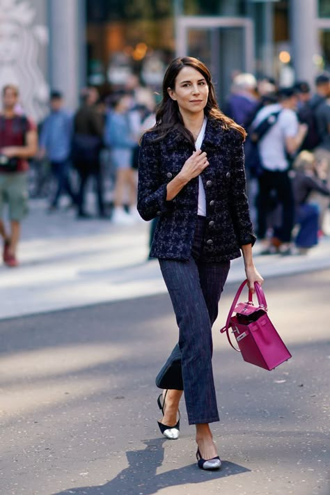 Pink Bag Street Style, Pink Bag Outfit, Pink Bags Outfit, Chanel Fashion Outfits, Pink Aesthetic Pictures, Tweed Outfits, Chanel Style Jacket, Pink Handbag, Street Style Bags