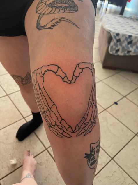 Skeleton Heart Hands Tattoo On Knee, Skeleton On Knees Tattoo, Skeleton Hands Around Knee Tattoo, Intimate Area Tattoos, Across Knee Tattoo, Cute Edgy Tattoo Ideas, Heart On Knee Tattoo, Quick Tattoo Ideas Women, Below The Knee Tattoos For Women