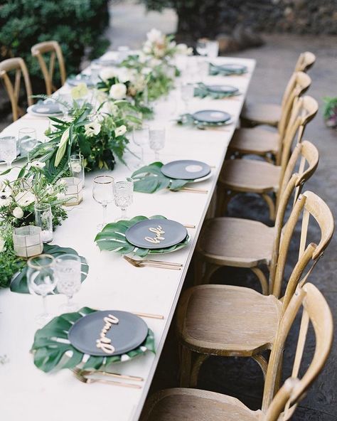 Monstera leaf chargers + flower centerpiece greenery + gold accents = tropical luxurious wedding table - flowers by Teresa Sena Design (photo by Dmitri & Sandra Photography  + table setting via Set Maui) #entertain Beach Wedding Decorations Reception, Tropical Wedding Inspiration, Wedding Place Settings, Wedding Table Flowers, Beach Wedding Decorations, Beach Wedding Favors, Hawaiian Wedding, Maui Weddings, Modern Tropical