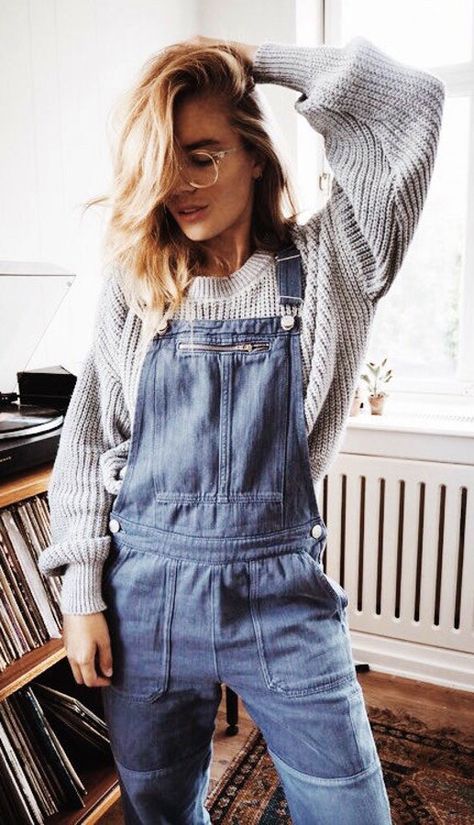 Denim Overalls And Chunky Grey Knit Sweater. Cute Overall Outfits, Cute Hipster Outfits, Mode Teenager, Trendy Outfits 2020, Jeans Rosa, Estilo Hipster, Hipster Looks, Outfits For Girls, Gossip Girl Fashion