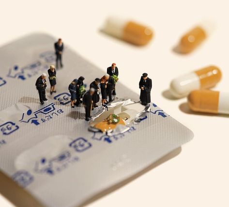 Tatsuya Tanaka, Japanese Miniature, Miniature Calendar, Mini Art Journal, Miniature Artist, Mini People, Miniature Photography, Person Drawing, Pharmacy Design