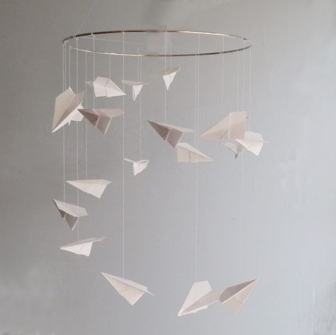 These beautiful baby mobiles would be the perfect statement for your boy nursery or girl nursery! Browse this list of the best baby mobiles and add to your nursery ideas! #nursery #nurseryideas #nurserydecor #nurseryart #girlnursery #boynursery #babymobile #nurseryideasgirl #nurseryideasboy #nurseryorganization Diy Baby Mobile Boy, Airplane Mobile, Plane Decor, Origami Plane, Origami Airplane, Origami Mobile, Boy Mobile, Mobile Hanging, Diy Baby Mobile