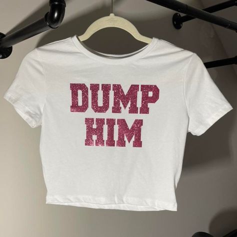 Diy Graphic Tee Ideas, Diy Graphic Tee, Homemade Shirts, Girly Logo, Dump Him, Silly Clothes, Slogan Tees, Funky Shirts, Slogan Shirts