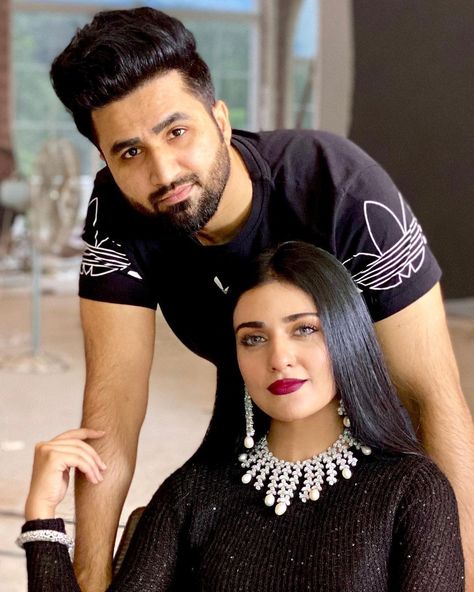 Sarah Khan Falak Shabir, Falak Shabir, Sara Khan, Sarah Khan, Indian Wedding Photography Couples, Bride Photography Poses, Muslim Couple Photography, Couple Picture Poses, Bride Photography