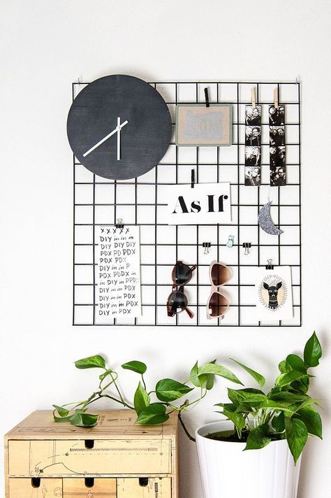 DIY metal wall grid display Kitchen Notice Board, Metal Wall Grid, Diy Home Decor For Apartments, Diy Wand, Wall Decorating, Room Goals, Decor Display, White Wall, Diy Wall