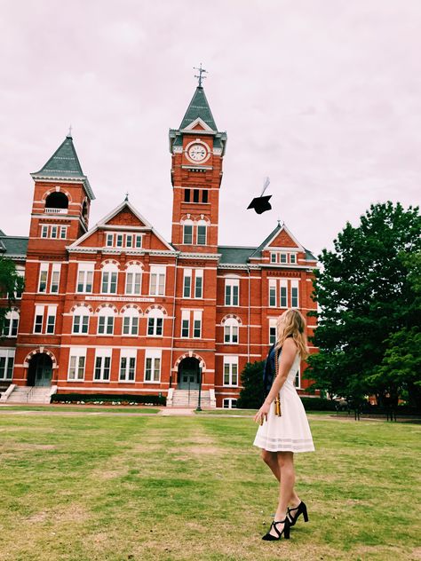 Auburn University graduation College Graduation Pictures Auburn, Auburn University Graduation Pictures, Auburn Graduation Pictures, Auburn Graduation, Auburn Dorm, Auburn University Campus, Graduation Photos College, Cheer Aesthetic, University Office