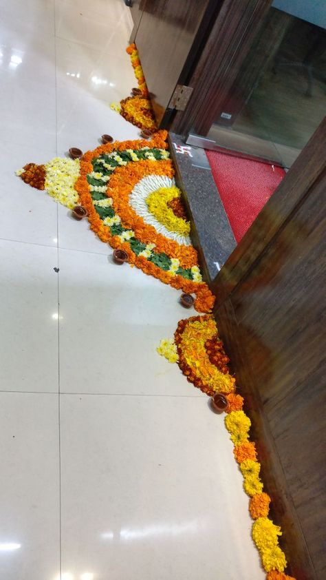 Kanku Pagla Decoration At Home, Petals Rangoli, Chhab Decoration, Diwali Designs, Simple Flower Rangoli, Diwali 2024, Flower Petal Art, Festival Pictures, Diwali Design