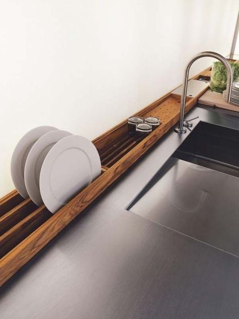 a space saving drying rack made of bamboo that utilizes the otherwise wasted space between the back of your sink and the backsplash | Homedit Kitchen Sink Drying Rack, Sink Drying Rack, Stainless Steel Counters, Stainless Steel Countertops, High End Kitchens, Dish Rack Drying, Dish Racks, Undermount Sink, Clever Design