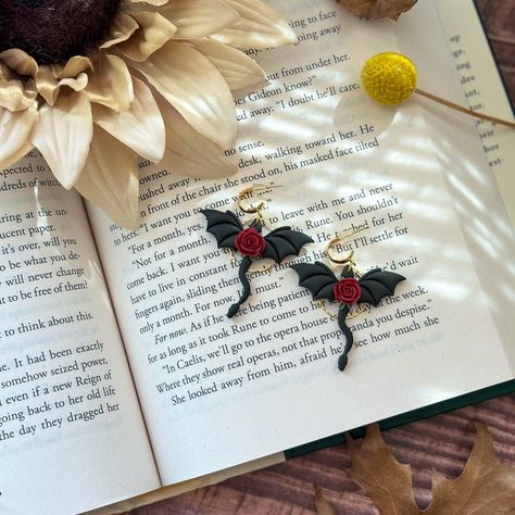 These dragon earrings are still a favorite 😍 #dragonearrings #fourthwinginspired #cuteearrings #handmadejewelry #handmadeearrings #whimsicalart #artistsoninstagram #artist #clayearrings #clayearringsofinstagram #clayjewelry #cuteaccessories #trendyearrings #bookish #bookishearrings #bookworm #readersofinstagram #smallbusiness