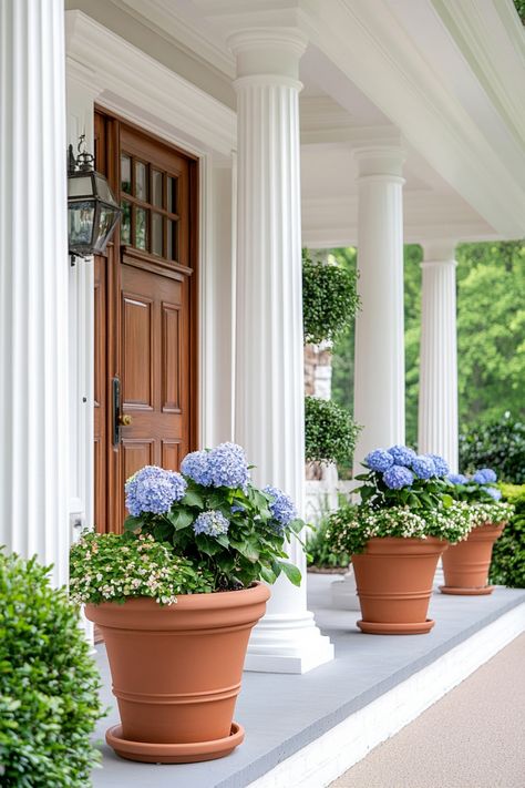 Use these tips and ideas to get a beautiful Southern style front porch that will add curb appeal to your home. French Cottage Front Yard, Front Porch Old House, Colonial Backyard, Southern Front Porch Ideas, Southern Home Exterior, Cottage Front Yard, Front Porch Landscaping, Southern Front Porches, Style Front Porch