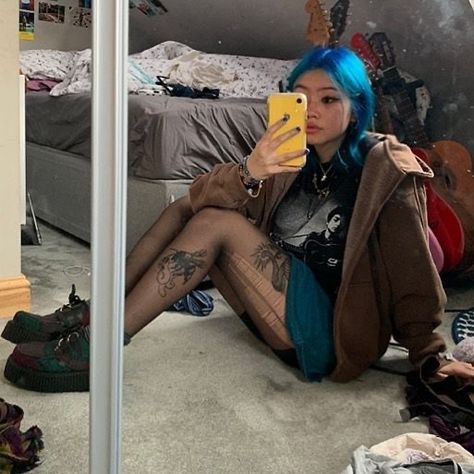 aesthetic grunge indie music mirror selfie inspiration photo fit outfit unif blue hair brown black cluttercore room Beadoobee Fashion, Beabadoobee Outfits, Skater Girl Outfits Grunge, Instagram Cool, Grunge Girl, Family Photo Outfits, Mode Inspo, Grunge Hair, Black People