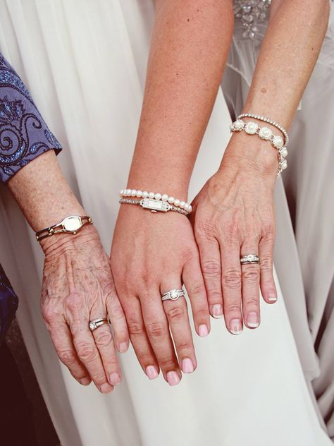 Generations Generations Family Photos, Cute Wedding Photo Ideas, Hand Photos, Mother Daughter Wedding, Wedding Ring Hand, Ideas Matrimonio, Wedding Ring Pictures, Happy Bride, Wedding Rings Photos