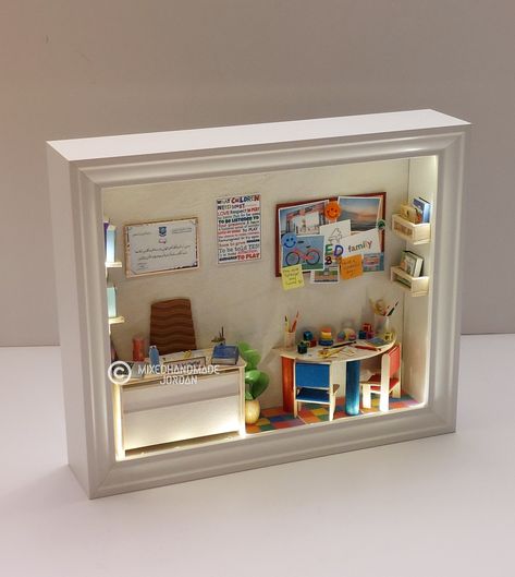 Creative Diorama Ideas, Diaroma Ideas Projects, Diy Mini Furniture, Shoebox House, Clay Diorama, House Miniature Diy, Room Box Miniatures, Miniature Diorama, Paper Crafts Magazine