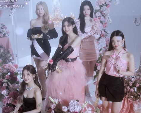 Itzy Pink, Itzy Ot5, Room Posters, Kpop Aesthetic, Girl Crush, Pink Aesthetic, K Idols, Kpop Idol, Tulle Skirt