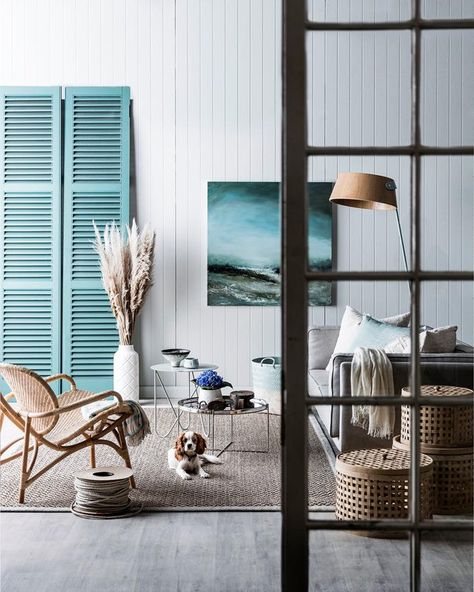 There’s no place for fuss in a nautical scheme. Clean lines are key: a medley of textures delivers warmth and interest. | Styling: Kate Nixon | Photo: Chris Warnes | Story: Australian House & Garden Australian Coastal Style, Coastal Style Living Room, Beach House Decor Coastal Style, Deco Surf, Nautical Interior, Australian House, Coastal Living Rooms, Coastal Bedrooms, Beach House Interior