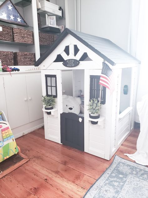 Playhouse Diy, Boys Playhouse, Home Daycare Ideas, Playhouse Makeover, Kids Playhouse Outdoors, Painting Outside, Dry Floral Foam, Playhouse Ideas, Outdoor Playhouse