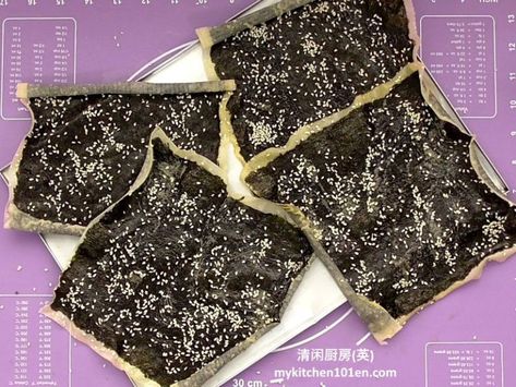 Crispy Seaweed Cracker (Nori Cracker) | MyKitchen101en.com Nori Crackers, Seaweed Crackers, Cny Snacks, Seaweed Snacks Recipes, Sushi Nori, Spring Roll Pastry, Rice Paper Recipes, Roasted Seaweed, Chinese New Year Cookies