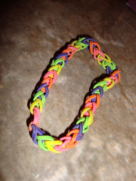 Hair tie braclet Hair Tie Bracelet, Interior Design Diy, Kid Crafts, Cute Bracelets, Braided Bracelets, Hair Tie, Bracelet Making, Hair Ties, Embroidered Friendship Bracelet