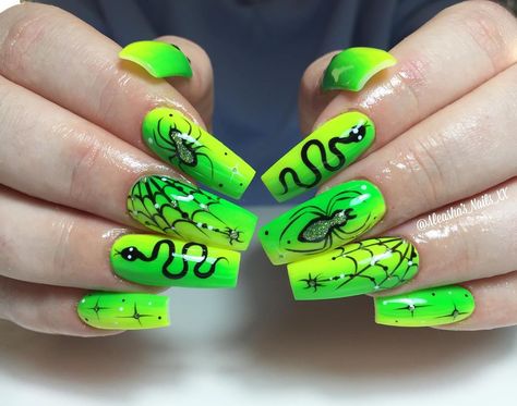 Green Halloween Nails Acrylic, Lime Green Halloween Nails, Neon Green Halloween Nails, Halloween Nails Green, Green Halloween Nails, Harley Quinn Nails, Lime Green Nails, Black Gold Nails, Gold Nail Designs