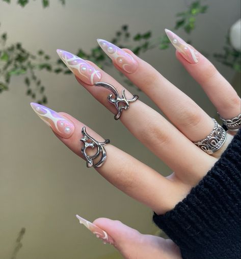 Cyber white and purple pearl nails with cyber silver rings Arcane Jinx Inspired Nails, Jinx Arcane Acrylic Nails, Anuel Aa Nails, Anuel Aa Nails Design, Cyberpunk Nails, Aa Wallpaper, Anuel Aa Wallpaper, Pearl Nails, Nail Idea