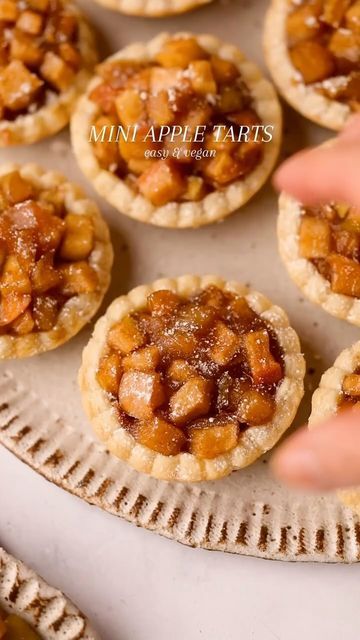 Mini Apple Tarts, Mini Tart Recipes, Apple Tarts, Classic Apple Pie, Vegan Apple, Tart Dessert, Apple Dessert Recipes, Mini Tart, Sweet Dishes Recipes