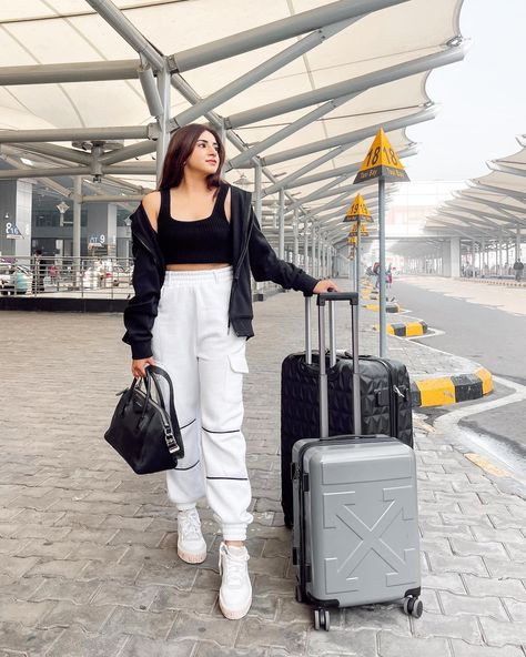 Casual Airport Outfit, Bra Outfits, Singapore Outfit, Best Travel Outfits For Women, Fashion Designer Aesthetics, Fashion Week Aesthetic, Airport Outfit Summer, Sports Bra Outfit, Cocktail Party Outfit