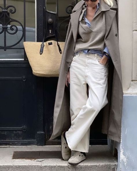 Spring inspiration ❤️💜🩷 Cream Jeans Outfit, White Jeans Winter, White Jeans Outfit, Trench Coat Outfit, Ootd Fall, Coat Outfit, Spring Clothes, Transition Outfits, Easy Style