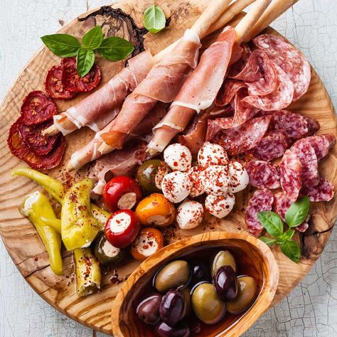 Original italienische Antipasti - Rezepte | Gustinis Feinkost Blog Spanish Tapas Party, Phoenix Food, Tapas Party, Italian Dinner Party, Spanish Tapas, Party Food Platters, Charcuterie And Cheese Board, Party Finger Foods, Italian Dinner