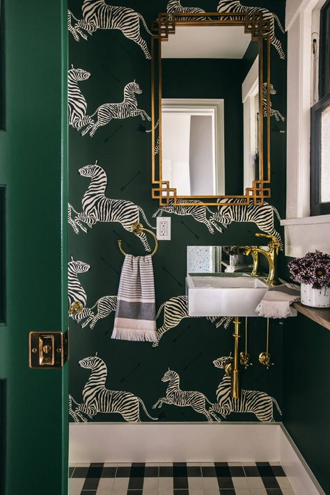 White Space Design, Transitional Powder Room, Estilo Kitsch, Tiny Powder Rooms, Dark Green Bathrooms, Powder Room Design, Green Bathroom, Bath Remodel, Space Design