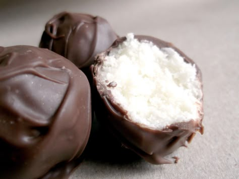 Homemade Mounds Truffles - best recipe yet Easy Holiday Desserts, Candy Truffles, Candy Fudge, Snacks Für Party, Homemade Candies, Balls Recipe, Cake Balls, Holiday Desserts, Candy Recipes