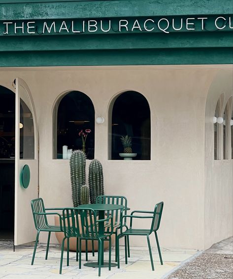 Green metal outdoor chairs and cactus in a terracotta pot in the courtyard of the Malibu racquet club in Burleigh beach, cute bar, Palm Springs inspired on the Gold Coast. Palm Springs Bar Design, Palm Springs Tennis Club, Palm Springs Motel, Palm Beach Aesthetic, Outdoor Patio Inspiration, Metal Outdoor Chairs, Palm Springs Air Museum, O’donnell House Palm Springs, Racquet Club