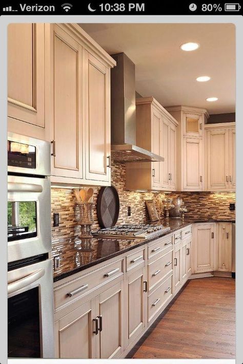 Colored Kitchen, Top Kitchen Cabinets, Dark White, Kitchen Colour Schemes, New Kitchen Cabinets, Kitchen Cabinets Makeover, Granite Countertops Kitchen, Kitchen Farmhouse, Dark Kitchen Cabinets