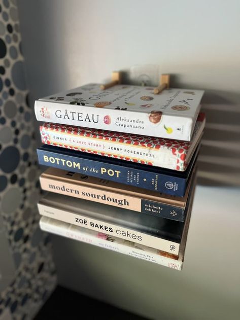 Ikea Plate Rack, Ikea Teller, Cookbook Display, Ikea Book, Kitchen Bookshelf, Cookbook Storage, Cookbook Shelf, Craft Hacks, Floating Books