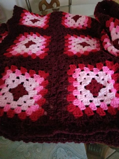 Just a simple granny square blanket,  l just finished of red and pinks. Granny Square Color Combinations, Simple Granny Square, Crochet Blanket Sizes, Afghan Loom, Red Blanket, Denim Backpack, Crochet Cushion Cover, Crochet Blanket Pattern, Crochet Granny Square Blanket