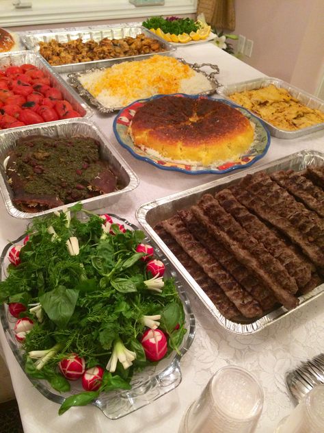 Persian dinner table. Persian Dishes, Ramadan Food, Iran Food, Iranian Cuisine, Iraqi Food, Planting Potatoes, Persian Cuisine, Iranian Food, Persian Culture