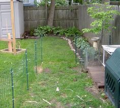 easy inexpensive fenced in yard landscaping | have an area in my small back yard that i fenced in for our two dogs ... Small Dog Fence, Diy Dog Fence, Dog Friendly Backyard, Temporary Fence, Dog Backyard, Country Fences, Small Fence, Yard Fence, Cheap Fence