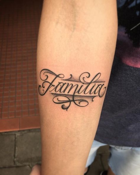 Familia | Tatuagem, Tatuagem mascolina, Tatuagem de frases no antebraço Tattoo Samples, Tattoo On Forearm, Dragon Tattoo For Women, Writing Tattoos, Tattoo Lettering Fonts, Stylist Tattoos, Arrow Tattoos, Family Tattoos, Beauty Tattoos