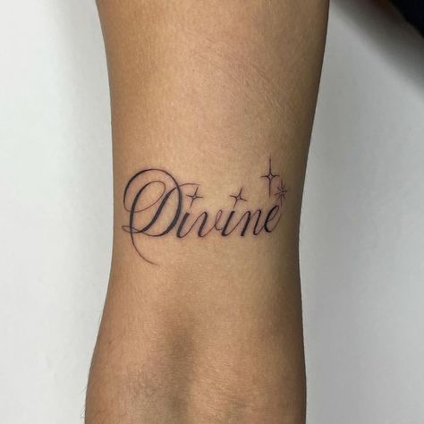 Divine Timing Tattoo, Lettering Cholo, Tattoo Typography, Cute Hand Tattoos, Cool Tattoo, Tattoos For Black Skin, Dope Tattoos For Women, Small Hand Tattoos, Cute Tattoos For Women