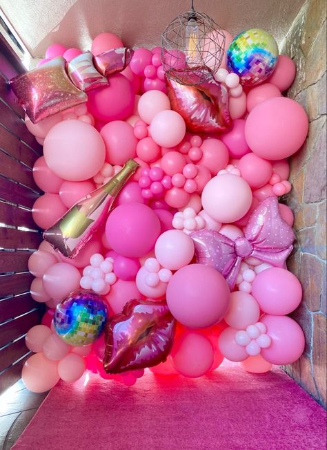 30 Barbie Party, Barbie Party Balloons, Barbie Theme Event, Barbie Balloon Decor, Barbie Balloon Decorations, Wall Balloon Decorations, Bratz Party Decorations, Barbie Balloon Garland, Bratz Themed Party