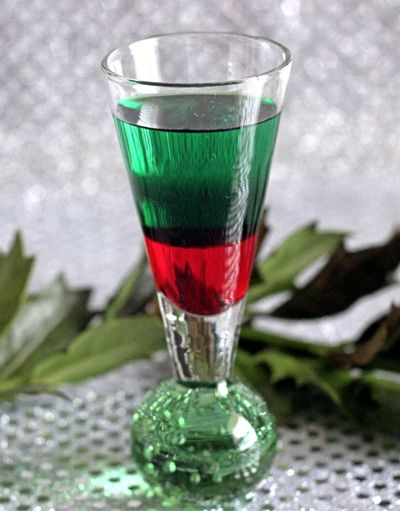 The Best Holiday Cocktail Recipes - Essence Christmas Shots Alcohol, Holiday Shot Recipes, Cashew Dip, Holiday Cocktail Recipes, Christmas Drinks Alcohol Recipes, Spicy Candy, Christmas Sangria, Christmas Shots, Christmas Drinks Alcohol