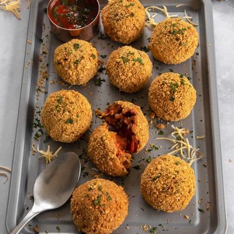 Oven-Baked Gluten Free Arancini Recipe - no frying required! Leftover Risotto, Arancini Recipe, Baileys Cheesecake, Gluten Free Bread Crumbs, Gluten Free Biscuits, Gluten Free Cheese, Gf Recipes, Low Fodmap, Cheesecake Recipe