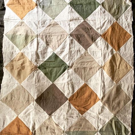 Jillian Carson’s Instagram photo: “Parents’ Christmas gift was this quilt top I played around with for a while. I tried all earthy browns (photo 2) and tried the classic…” Earthy Quilt Patterns, Patchwork Quilts Patterns Ideas, Earthy Quilt, Aesthetic Quilts, Earth Tone Quilt, Neutral Quilts Ideas, Quilt Color Schemes, Olive Green Quilt, Sage Quilt