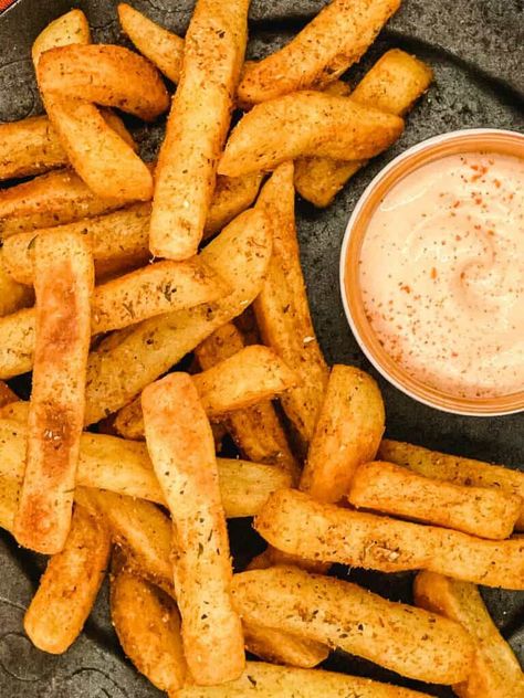 If you love spicy fast food, then peri peri fries are about to become your new favorite snack! Thick crispy fries, coated in the most amazing spicy, sweet, yet salty seasoning. No more spending a fortune on takeaways, we show you just how easy they are to make at home! Why you’ll love these easy… The post Peri peri fries appeared first on Splash of Taste - Vegetarian Recipes. Peri Peri Fries, Roasted Baby Potatoes, Crispy Fries, Easy Mashed Potatoes, Frozen French Fries, Homemade French Fries, Potato Fritters, Quick Vegetarian Meals, Easy Potato Recipes