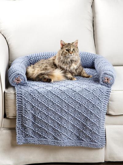 Couch Cover Pattern, Friendsgiving Outfit Ideas, Friendsgiving Outfit, Pet Couch Cover, Dog Chair, Annie's Crochet, Dog Couch, Pet Couches, Puppy Stuff