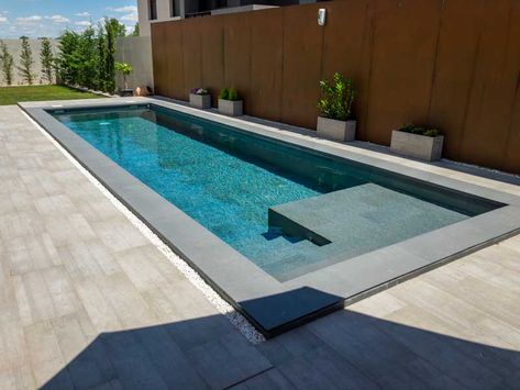 Pasos para construir una piscina en el jardín - Foto 6 Aesthetic Patio, Patio Aesthetic, Piscina Rectangular, Kleiner Pool Design, Pool House Decor, Hanging Seats, Lights Patio, Patio Decor Ideas, Pools Backyard Inground